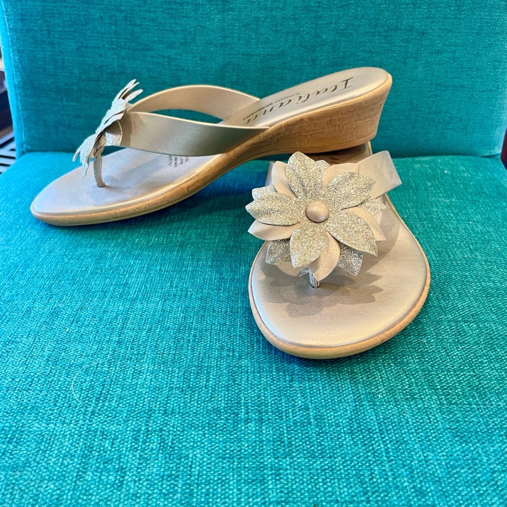 New Italiana by Italian Shoemakers Metallic Gold Sandals Size 5